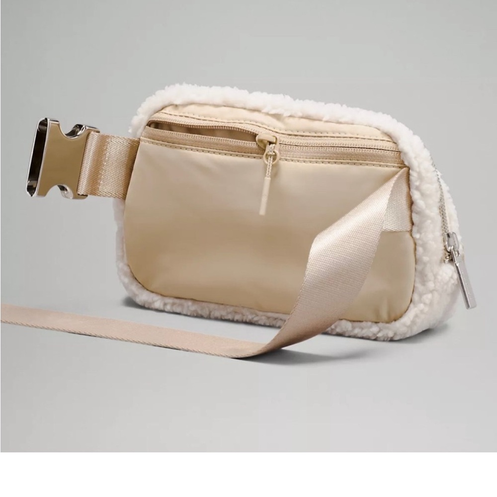 Lululemon sherpa belt bag in cream sherpa - Picture 3 of 6
